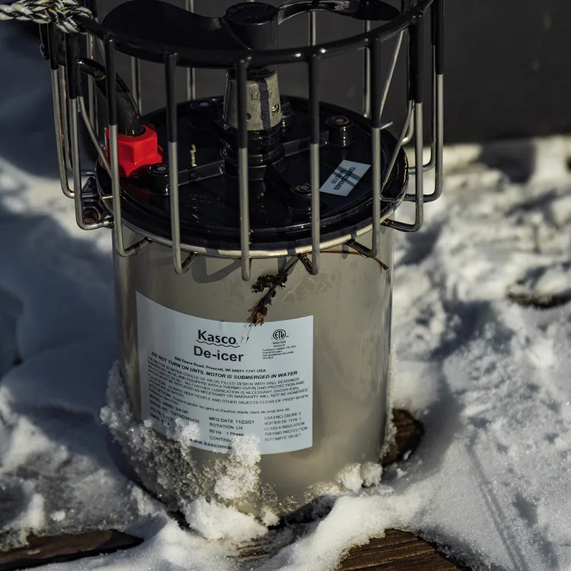 Kasco 4400D de-icer photographed on a snowy dock